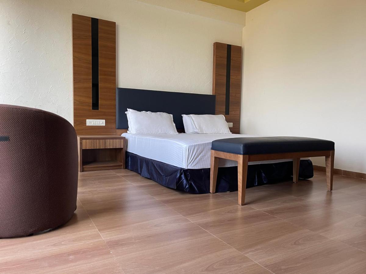 Heaven 7 Hotel & Resort Himatnagar Eksteriør billede