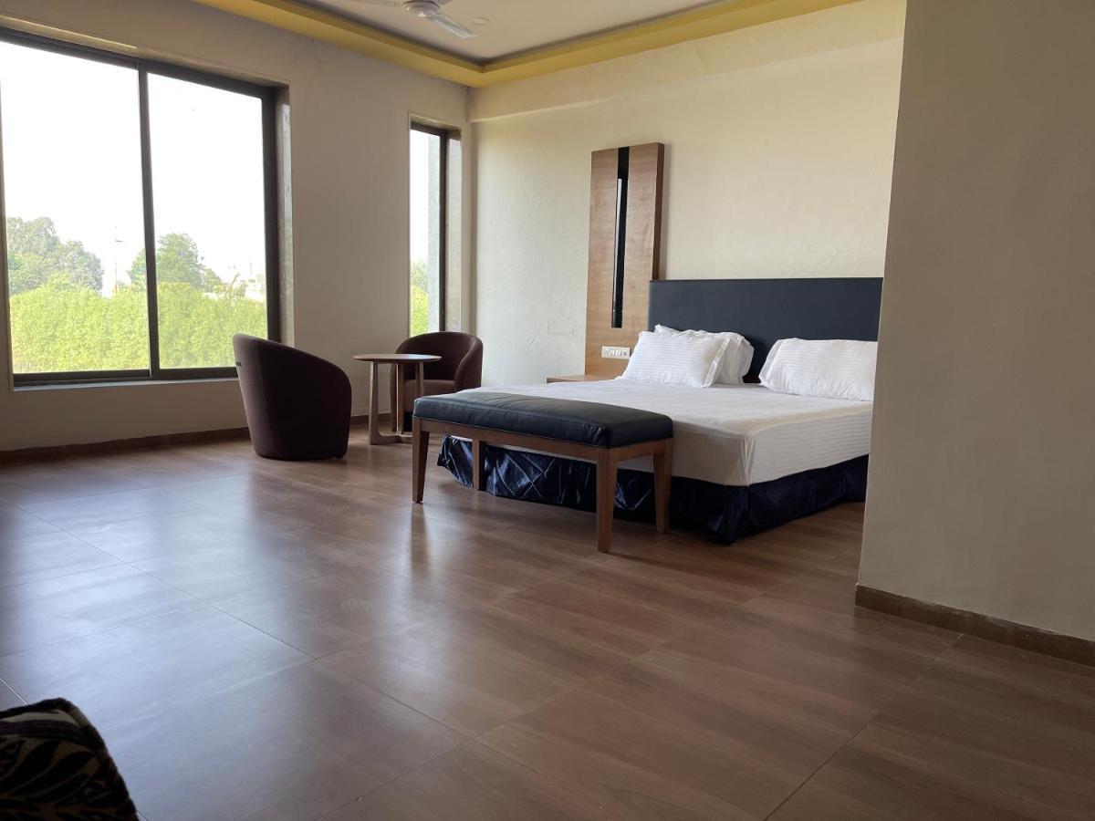 Heaven 7 Hotel & Resort Himatnagar Eksteriør billede
